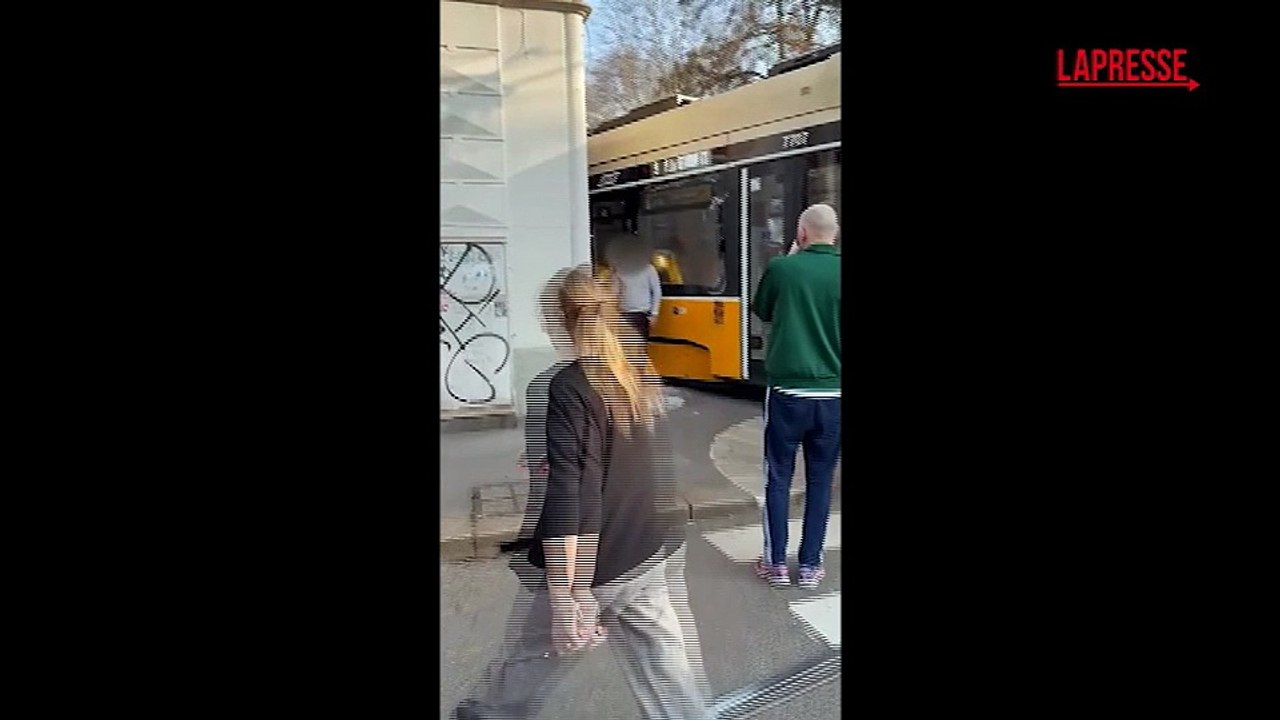 Milano, tram deraglia e finisce contro palazzo: le prime immagini dell'incidente
