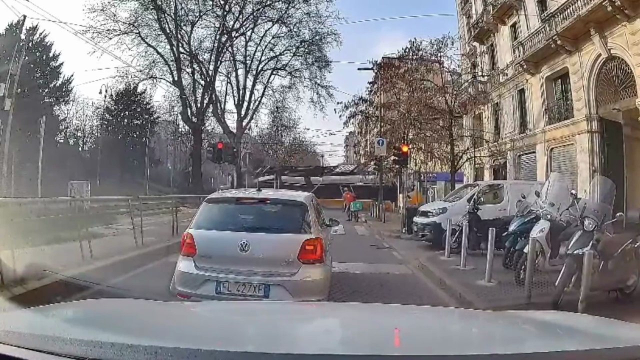 Deraglia un tram a Milano, due morti: il momento dell'incidente