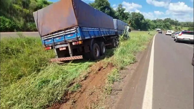 Caminhão sai da pista para evitar colidir contra viatura da PM na BR-163, em Cascavel
