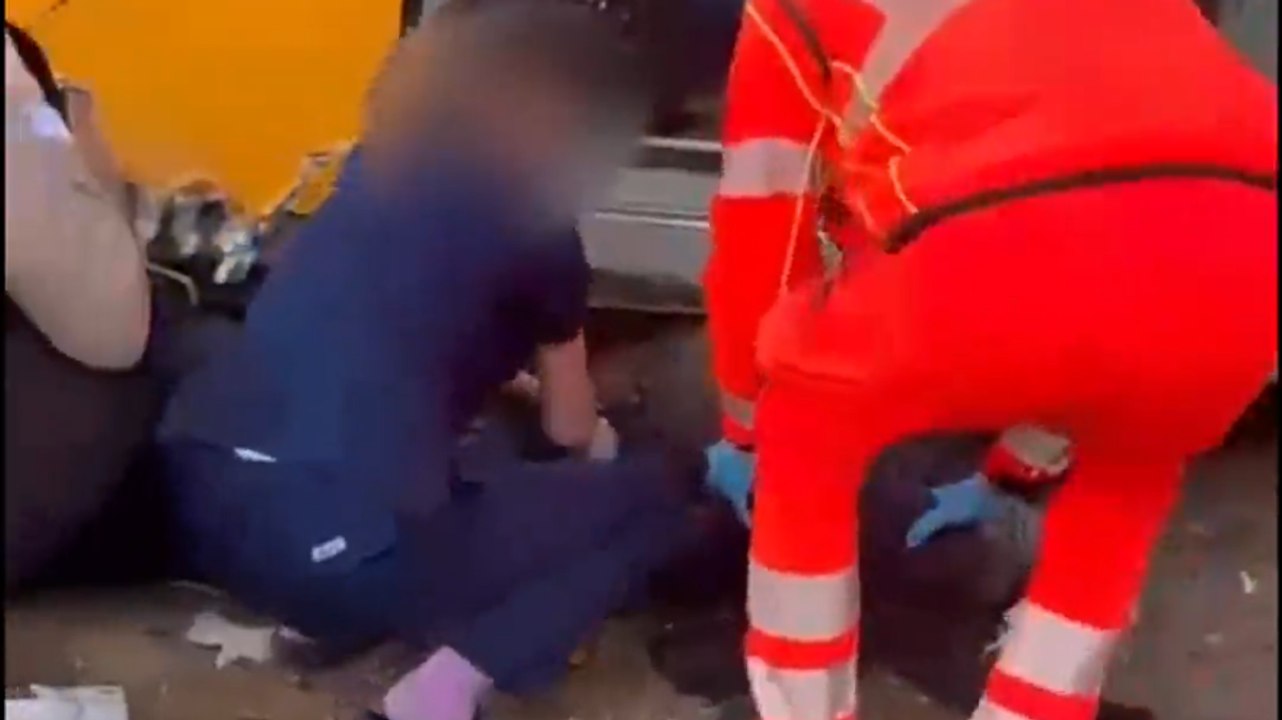 I secondi dopo lo schianto: le immagini terribili del tram deragliato a Milano