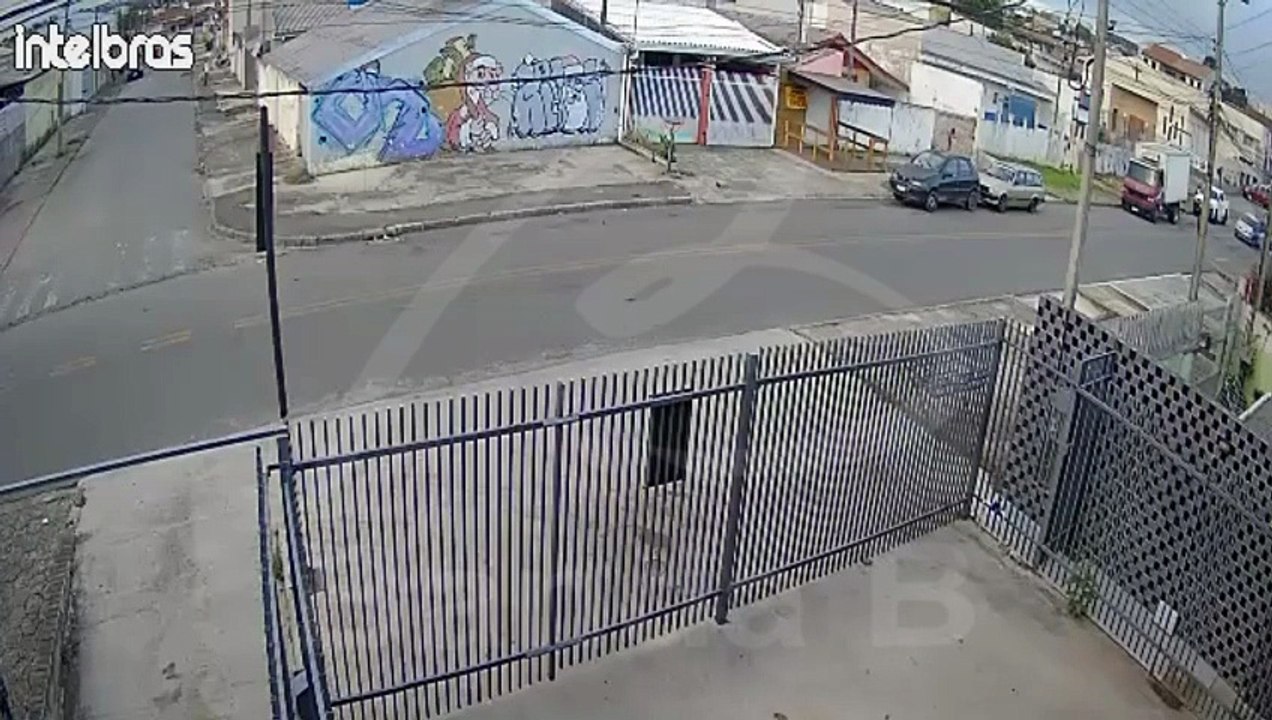 Homem é surpreendido e morto com 16 tiros em via pública na Grande Curitiba; vídeo mostra execução