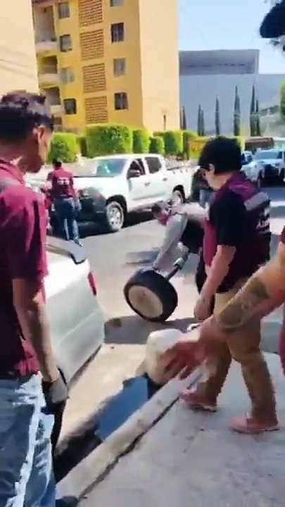 Trabajadores con uniforme guinda agredieron a ciudadanos