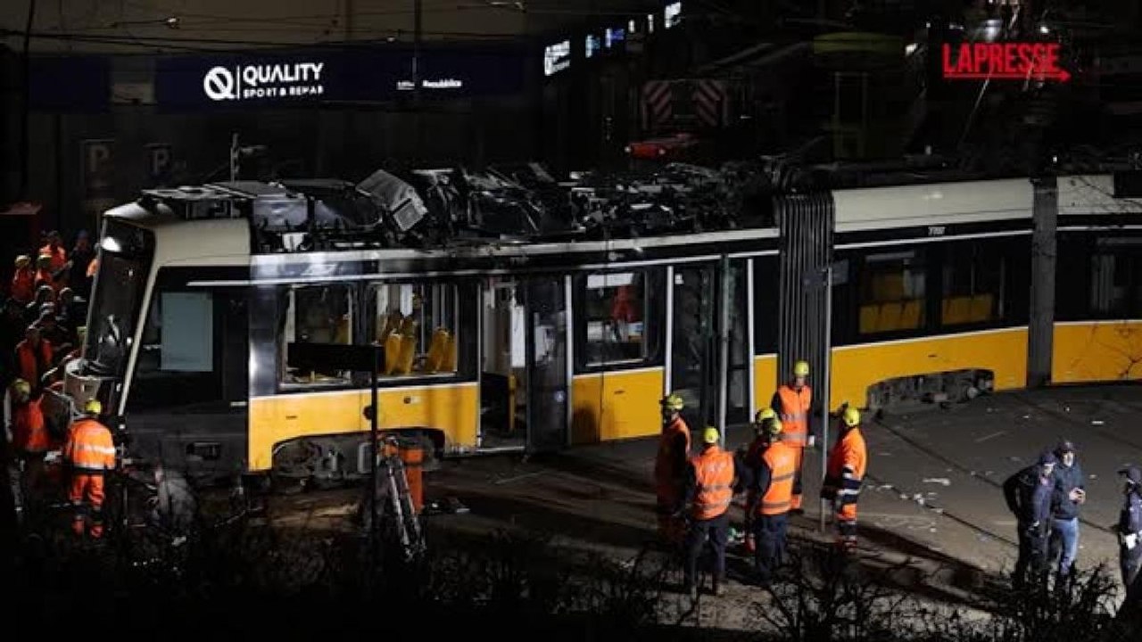 Tram deragliato a Milano, le prime immagini durante e dopo la rimozione del mezzo Atm