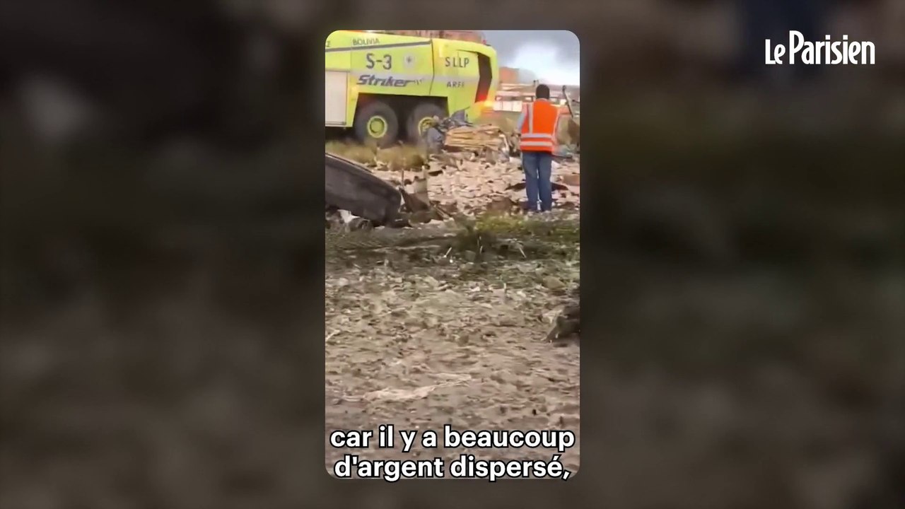 Des Boliviens pillent un avion militaire qui s'est écrasé avec des billets de banque