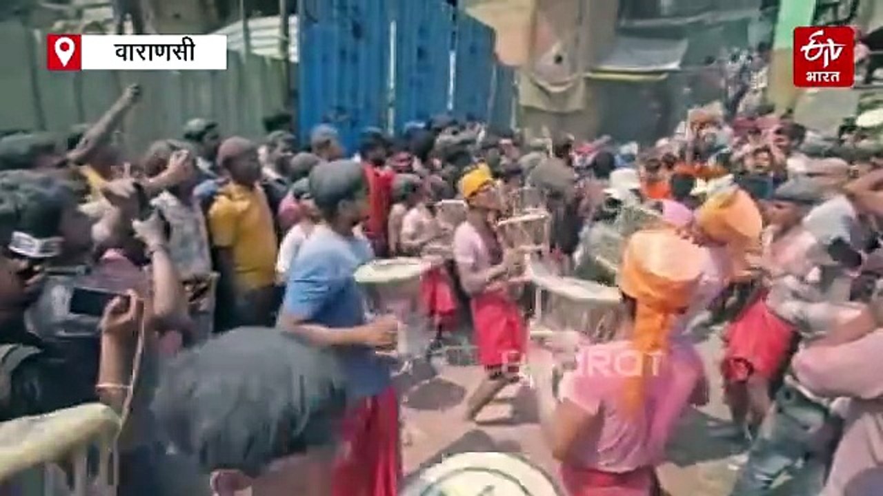 काशी में चिताओं के बीच खेली चिता भस्म की होली, जानिये क्या है महाश्मशान मणिकर्णिका की यह मान्यता?