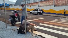 Motociclistas ficam feridos em colisão no cruzamento das Ruas Marechal Deodoro e Rio de Janeiro