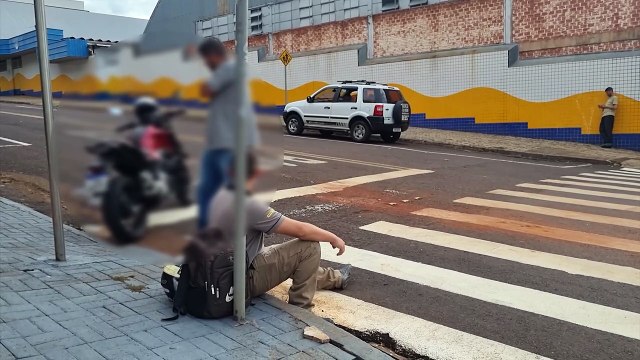 Motociclistas ficam feridos em colisão no cruzamento das Ruas Marechal Deodoro e Rio de Janeiro