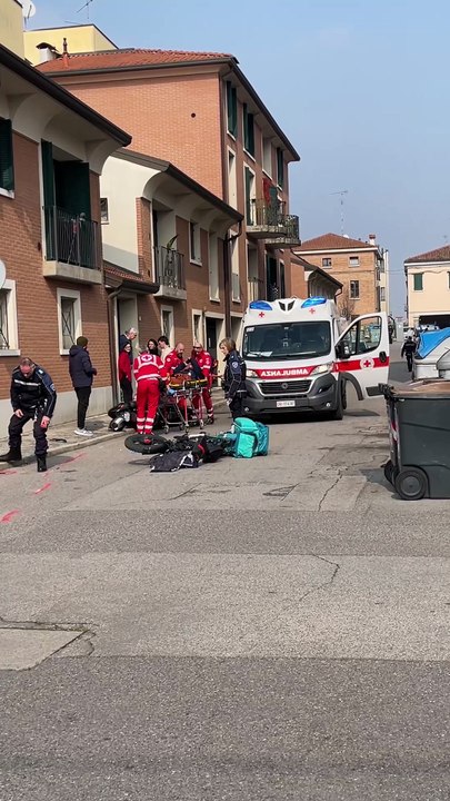 Ferrara, scooter e i bici di un rider si scontrano: due feriti