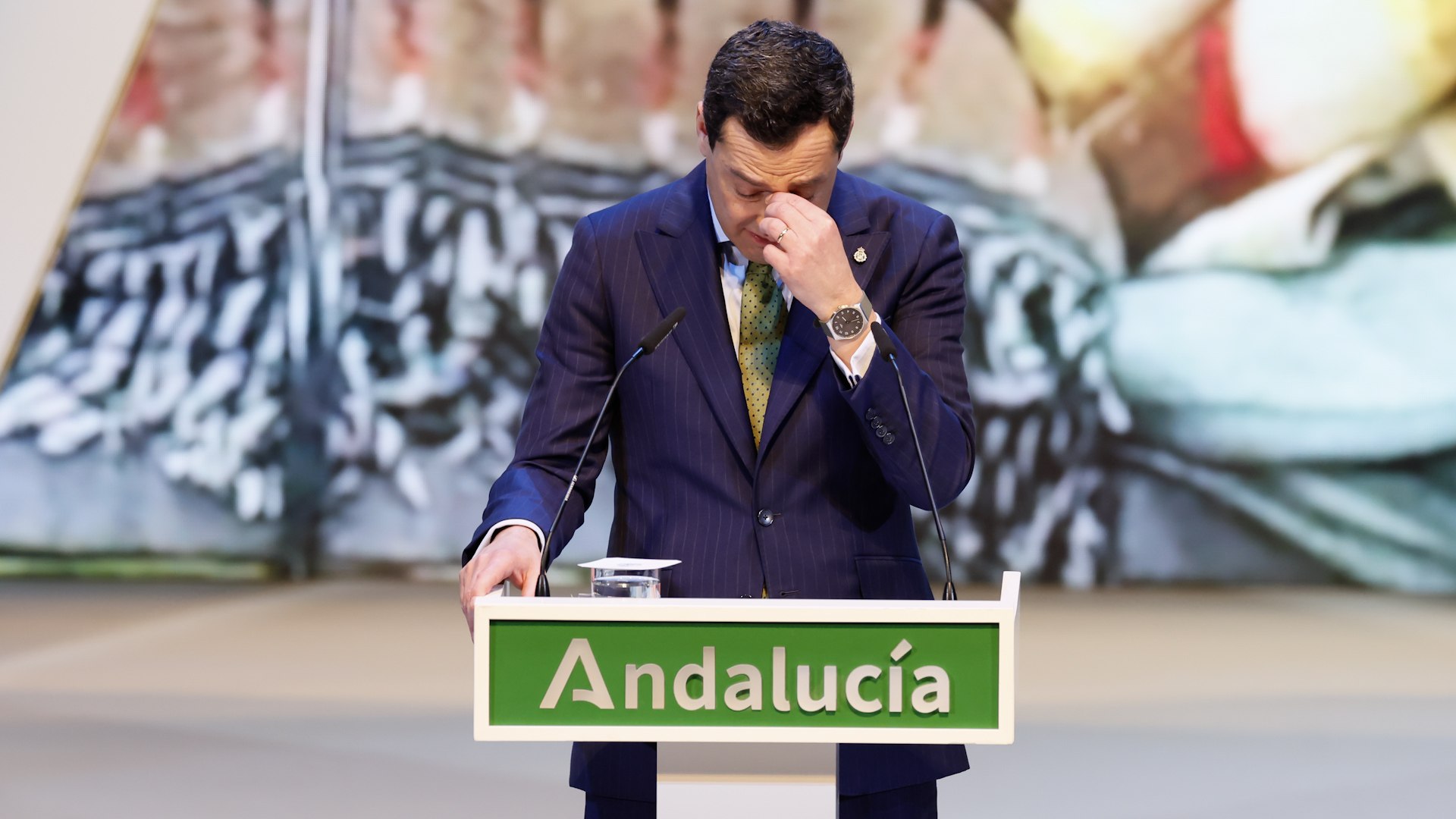 El presidente andaluz, Juanma Moreno, se ha emocionado hasta llegar a las l�grimas recordando a las v�ctimas de Adamuz durante el discurso pronunciado en la gala de entrega de las Medallas de Andaluc�a, celebrado este s�bado con ocasi�n del 28F.

Moreno ha hecho un relato de lo que vivi� la noche del siniestro en el que murieron 46 personas, y ha reivindicado la actuaci�n de los servicios de emergencia o del pueblo de Adamuz.