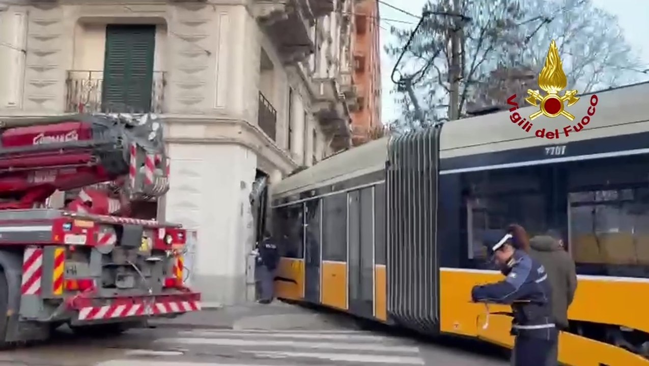 Milano, tram deraglia e si schianta contro palazzo: 2 morti, decine di feriti (27.02.26)