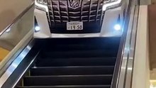 救急車がエスカレータを走る。Ambulance running on escalator