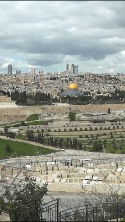 Sirenas y columnas de humo en el cielo de la ciudad de Jerusalén