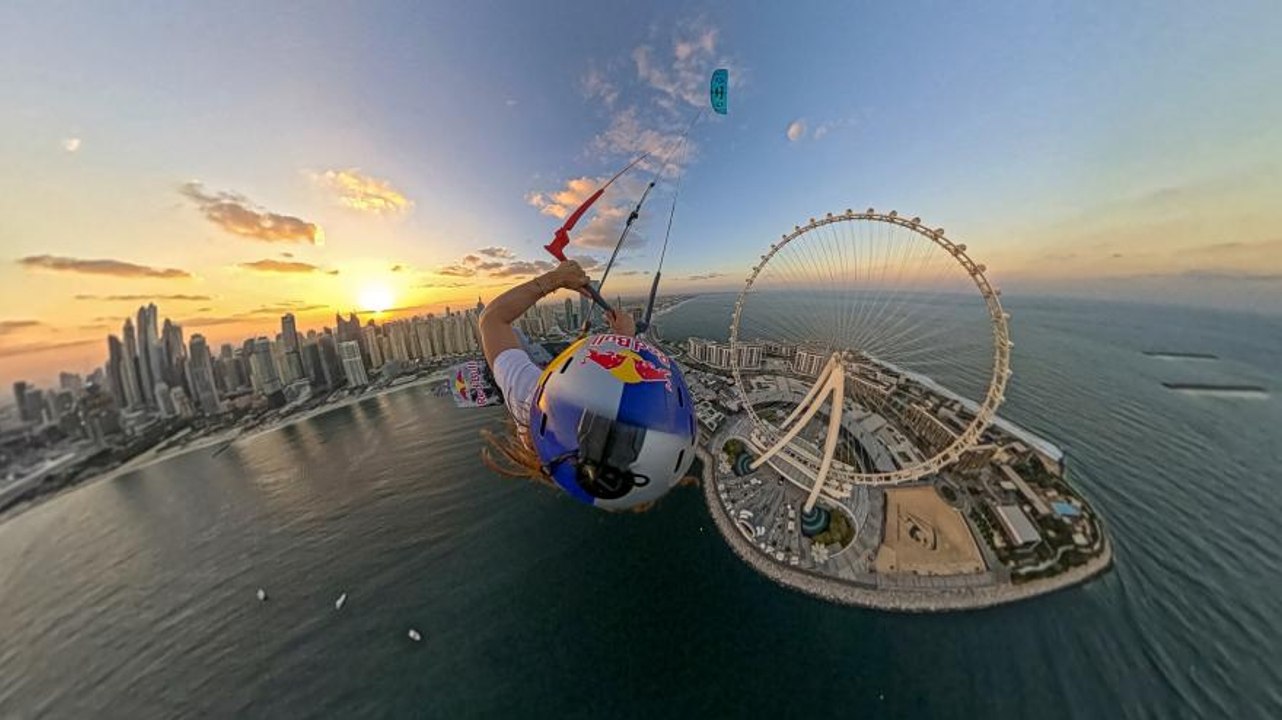 Si lancia in kitesurf dalla ruota panoramica più alta del mondo: il video è assurdo