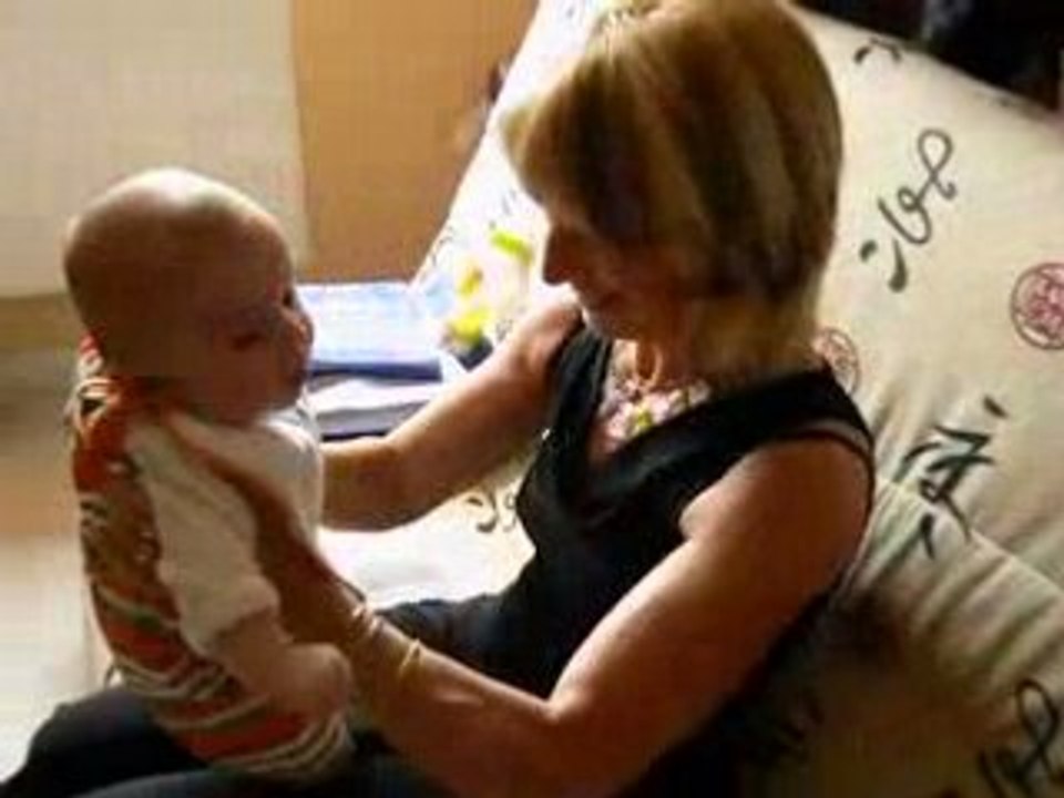 Camille fait son ptit fou avec sa mamie !