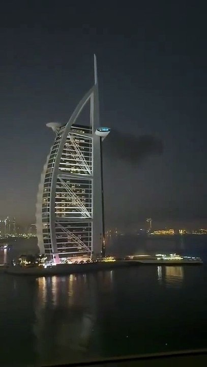 الطيران المسيّر الإيراني يقصف برج العرب في مدينة دبي الإماراتية