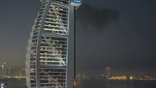 لقطات تظهر حريقا في فندق 'برج العرب' بدبي بعد إصابته بمسيّرة إيرانية  -