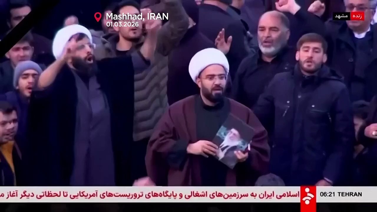 Folla in lutto a Mashhad dopo la morte della Guida suprema iraniana Khamenei