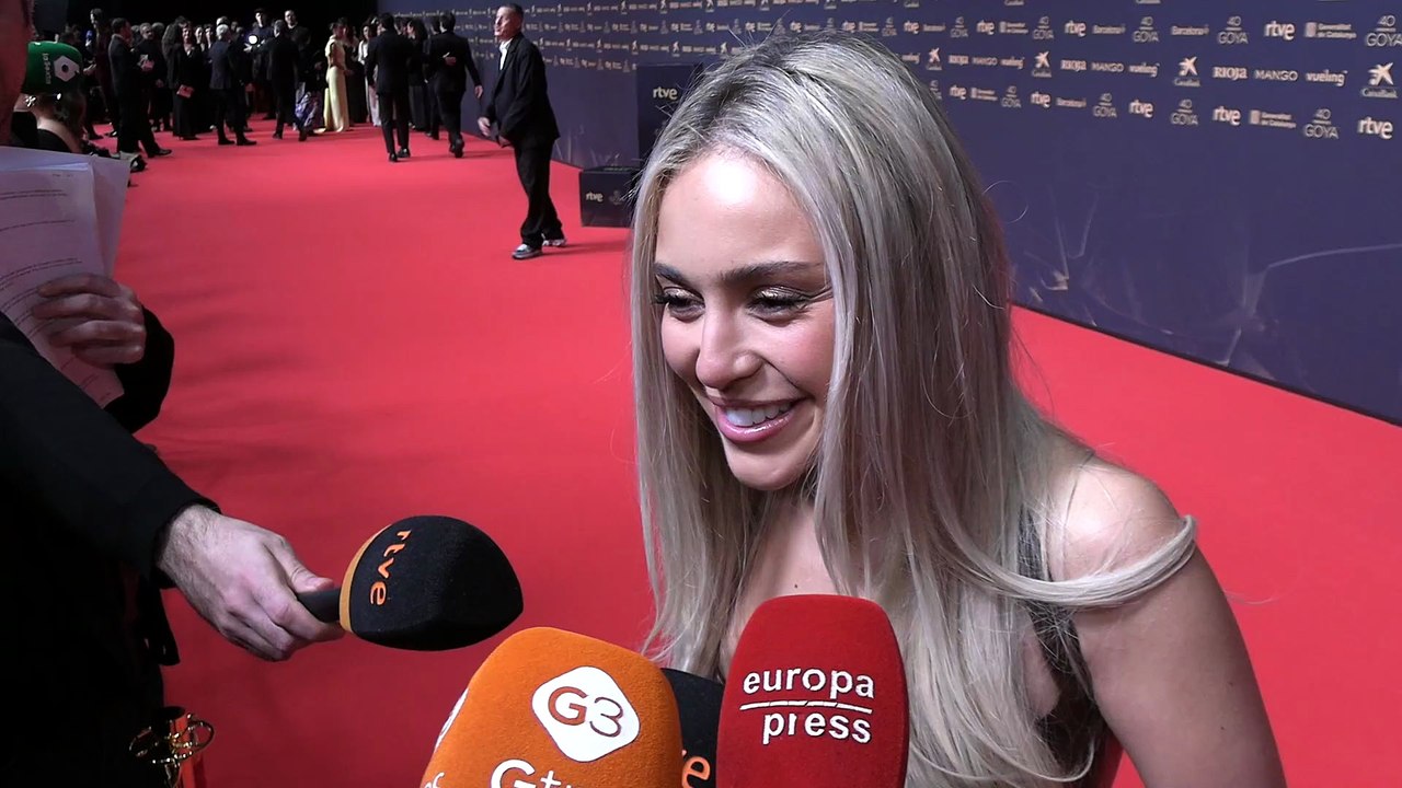 Ana Mena reaparece en los Premios Goya 2026 y aclara el motivo de la ausencia de Óscar Casas en una noche tan especial para su familia