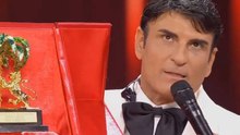 Sal Da Vinci trionfa all'Ariston: "Dedico la vittoria alla mia città, Napoli"
