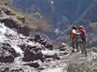 randonnée à travers les cascades