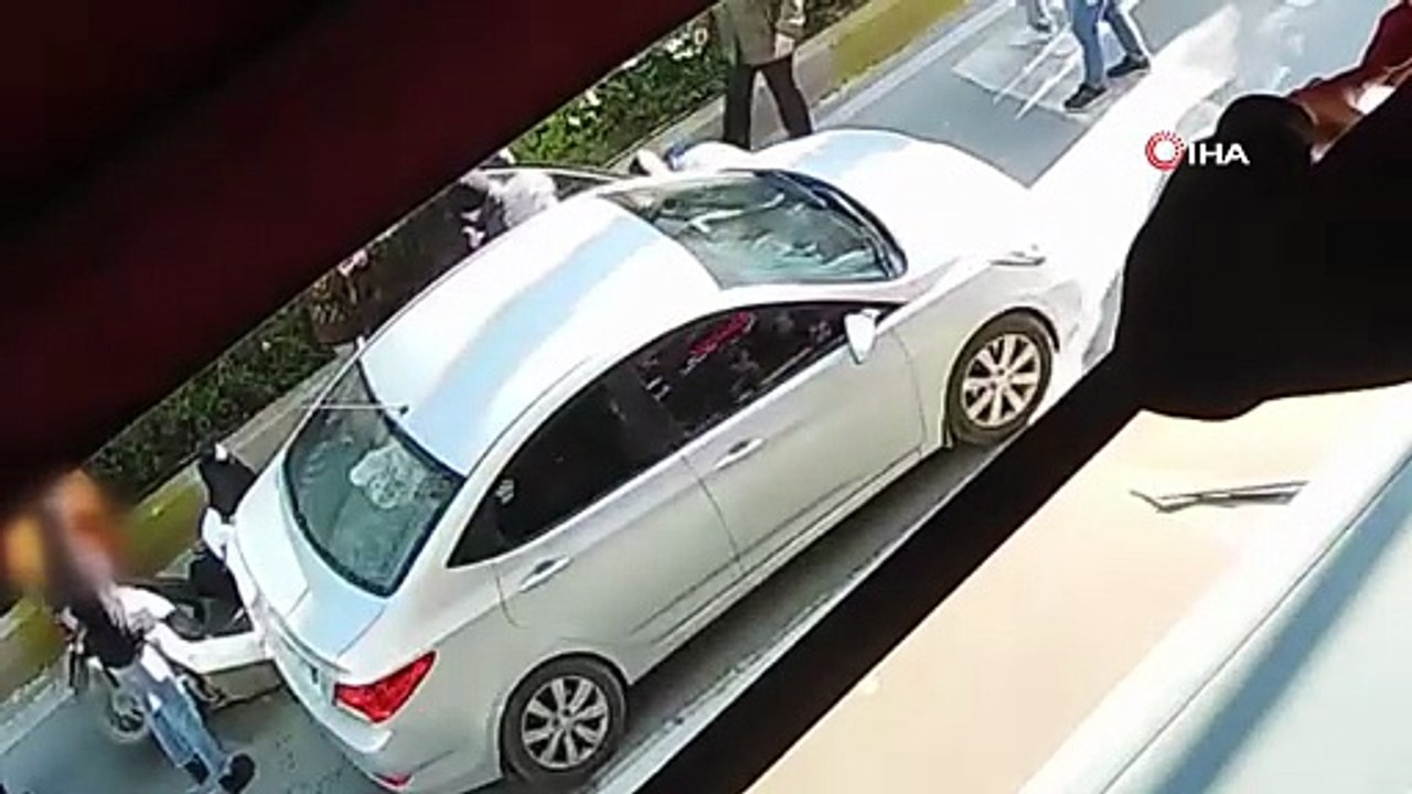 Oysa yayalara yol vermek istemişti! Duran otomobile motosiklet çarptı