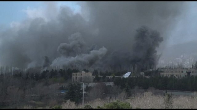 Enorme nube di fumo sopra Teheran, ripresi attacchi Usa-Israele su Iran