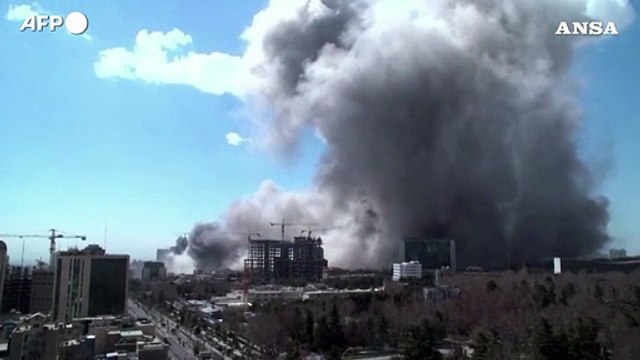 Forti esplosioni a Teheran, colonne di fumo tra i palazzi