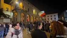 A Rimini i giovani iraniani universitari festeggiano in piazza