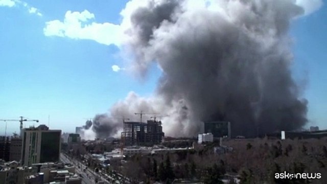Enorme nube di fumo sopra Teheran, ripresi attacchi Usa-Israele su Iran