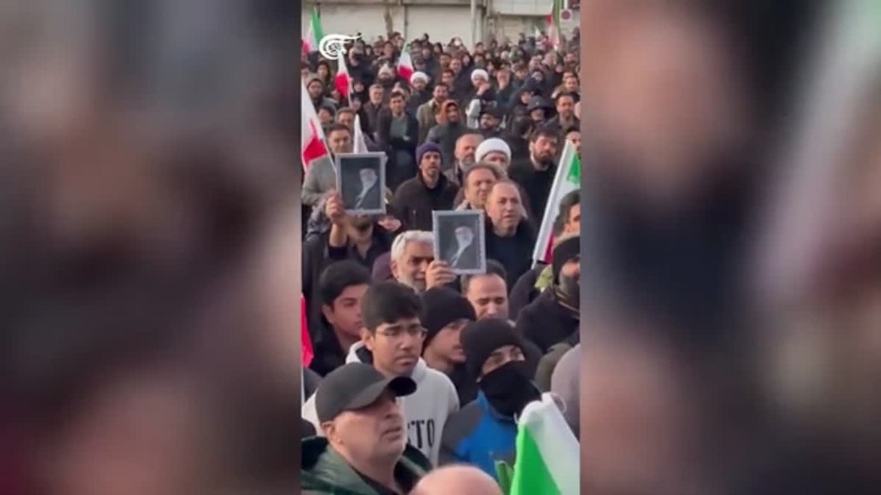 Migliaia di iraniani in piazza a Teheran in lutto per Khamenei