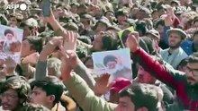 Pakistan, in migliaia marciano dopo la morte di Khamenei con cartelli e bandiere