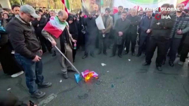 İran'da yüz binler Hamaney fotoğraflarıyla sokaklara döküldü