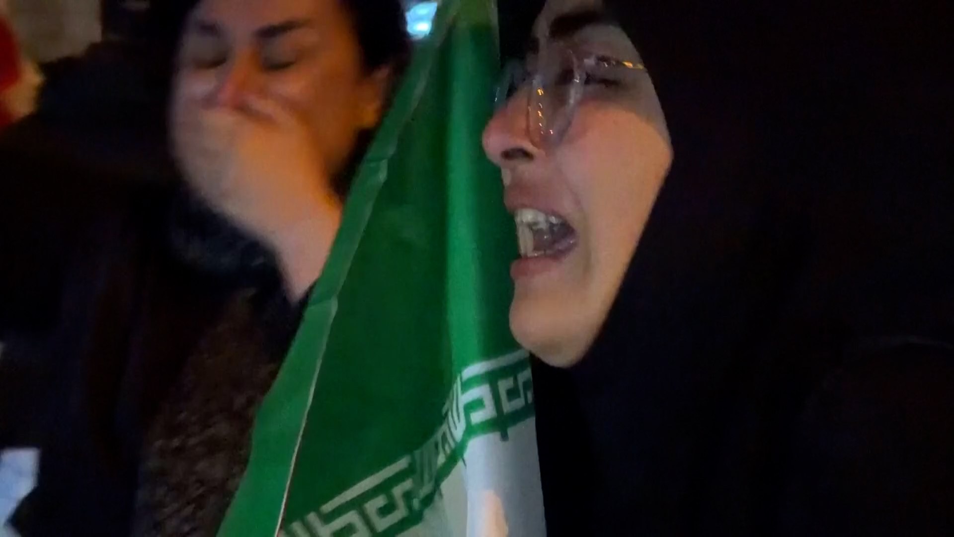 Los iranís lloran la muerte de Jamenei