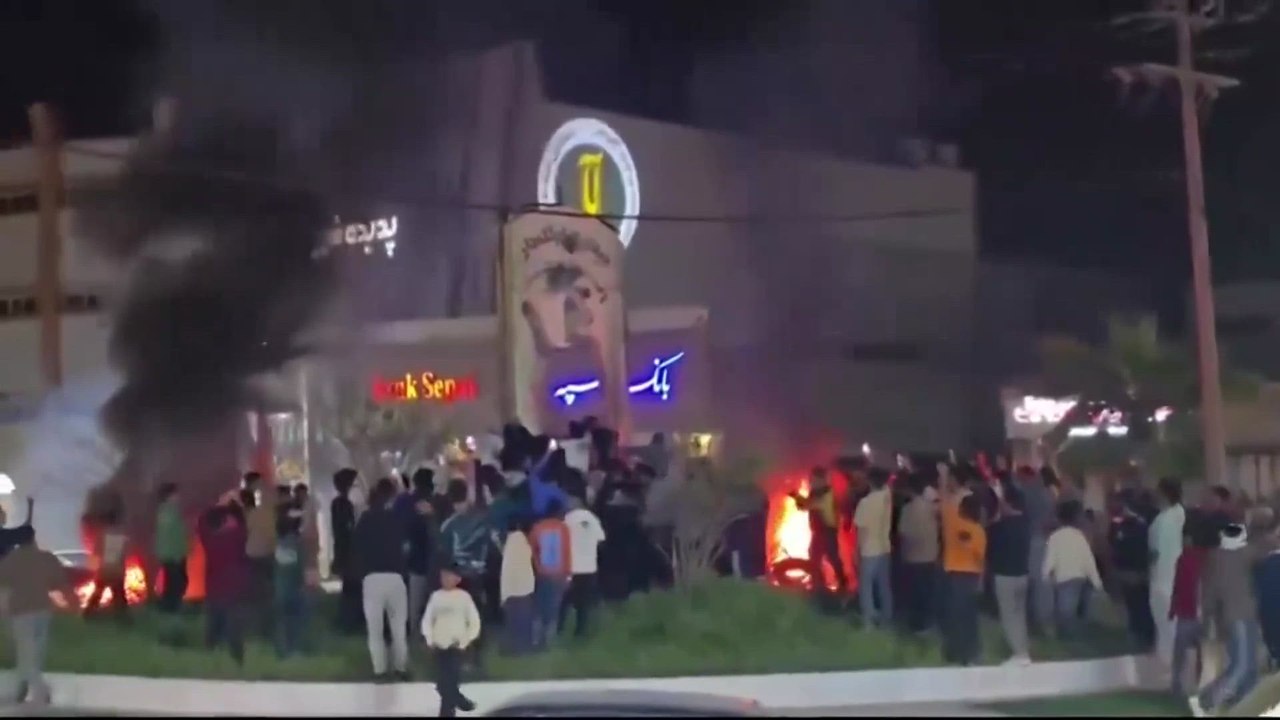 Eyewitness video shows Iranians toppling an Ayatollah monument in Galleh Dar