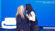 Il bacio tra Levante e Mara Venier a Domenica In