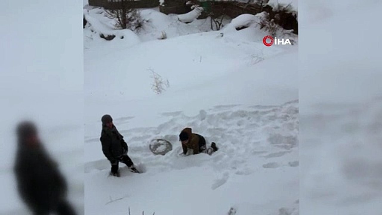 Tepsiyle kayarken havaya attı, kardeşinin başına isabet etti