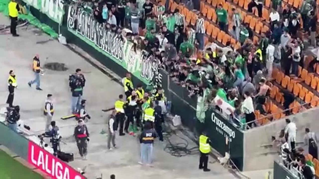 El brutal enfado de la afición del Betis con sus futbolistas al final del derbi