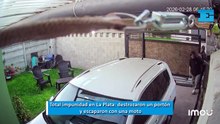 Destrozaron el portón de una casa en La Plata, robaron una moto y escaparon a toda velocidad