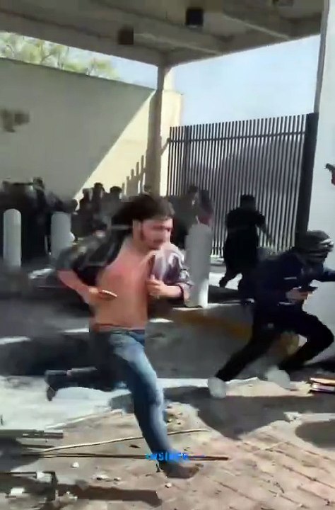 🚨🇵🇰🇺🇸 ALERTE — Des Marines ouvrent le feu alors que des Pakistanais prennent d’assaut l’ambassade des États-Unis à Karachi 💥
