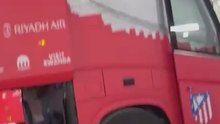 ¡El Atlético de Madrid tiene que arreglar los cristales del bus en el Camp Nou!