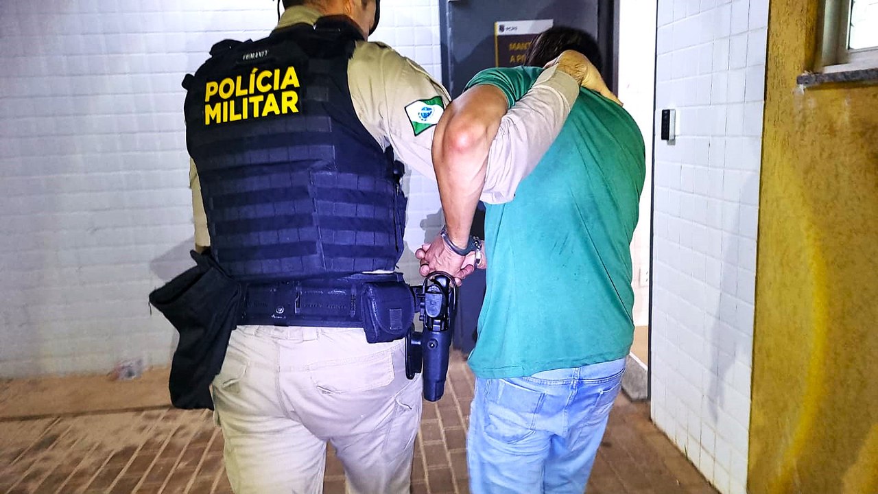 Polícia Militar intervém em caso de violência doméstica e prende suspeito armado com facas