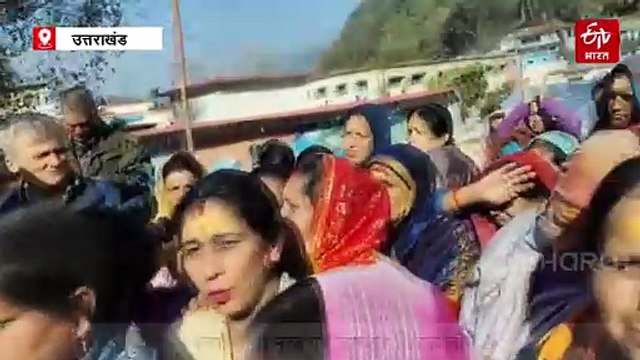 उत्तराखंड में यहां शिवभक्तों ने खेली भस्म की होली, जयकारों से गूंजा मंदिर परिसर