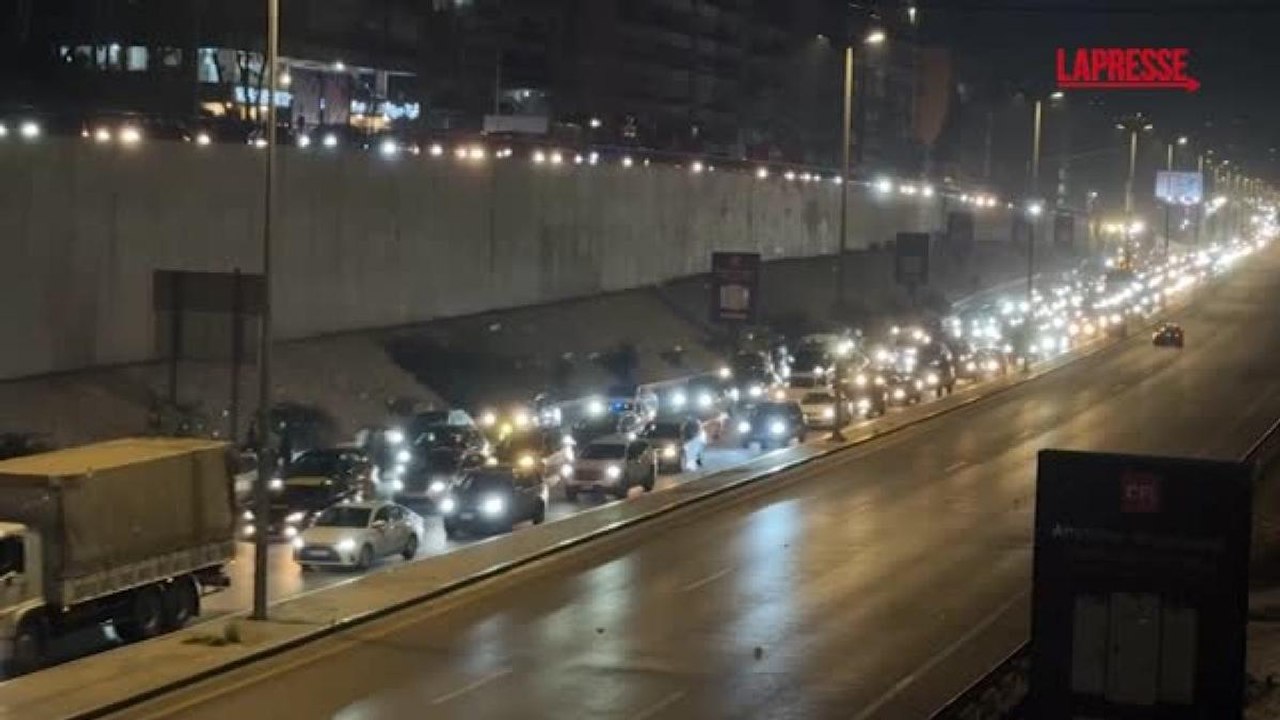 La fuga di migliaia di libanesi da Beirut dopo gli attacchi israeliani