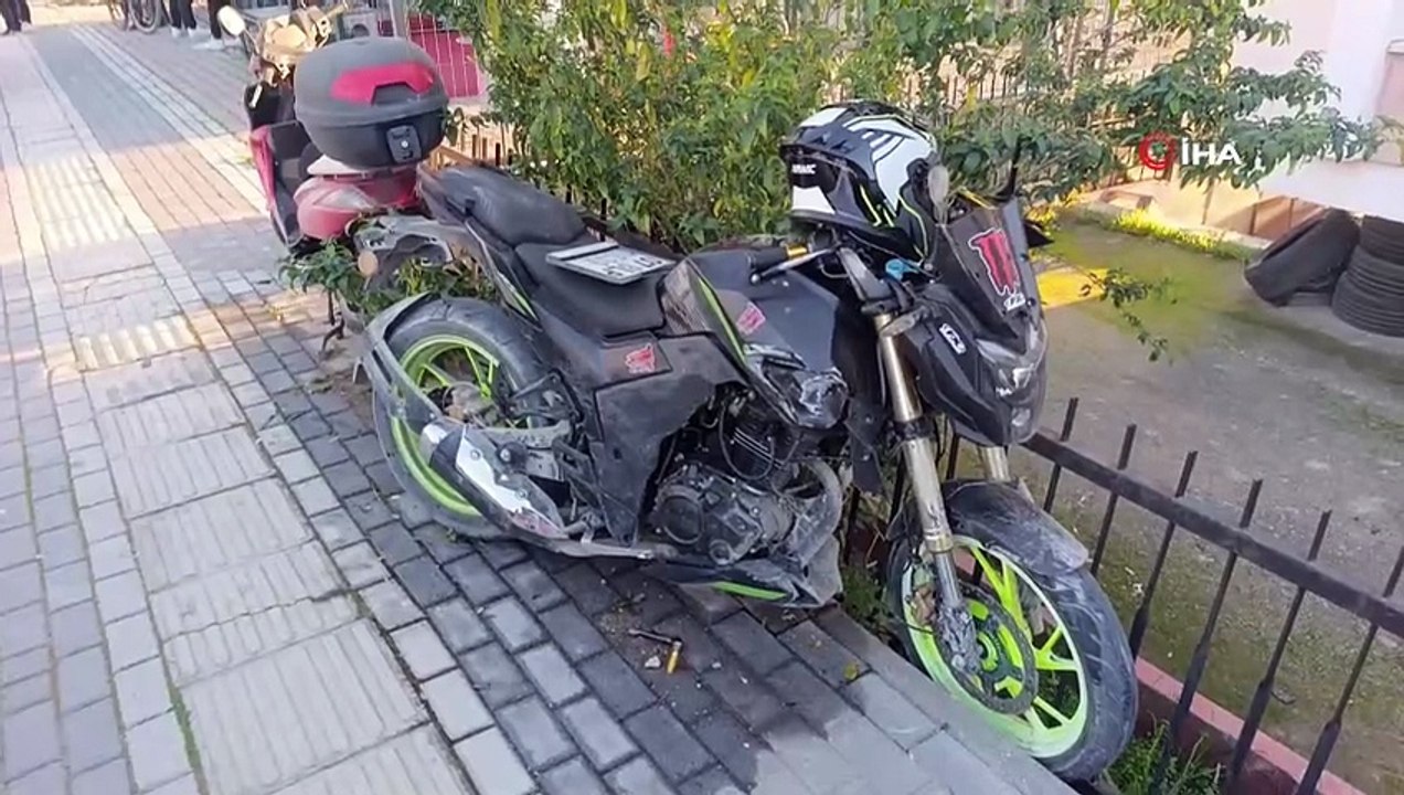 Antalya'da motosikletle çarpıştı! Motosikletteki gençler yola savruldu
