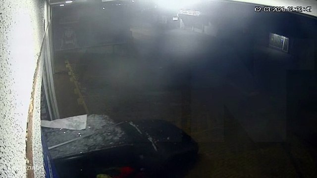 Vídeo mostra ladrões jogando carro contra farmácia em arrombamento na Rua Jacarezinho