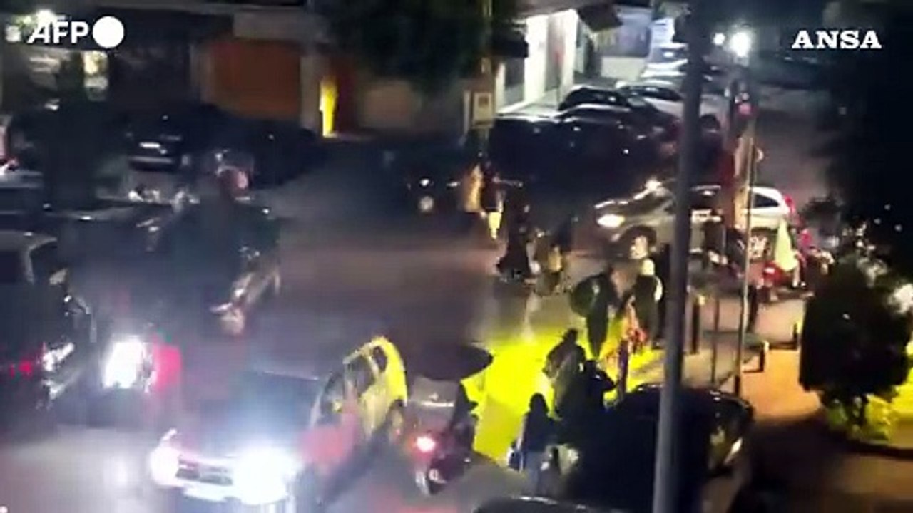 A Beirut persone in fuga dopo gli attacchi israeliani