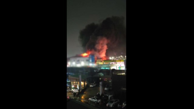 경기 고양시 법곳동 건물 화재 진압 중...10명 대피 / YTN