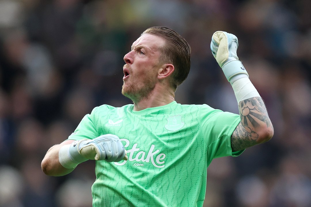 L'Everton celebra l'incredibile parata di Pickford sul tiro di Tonali