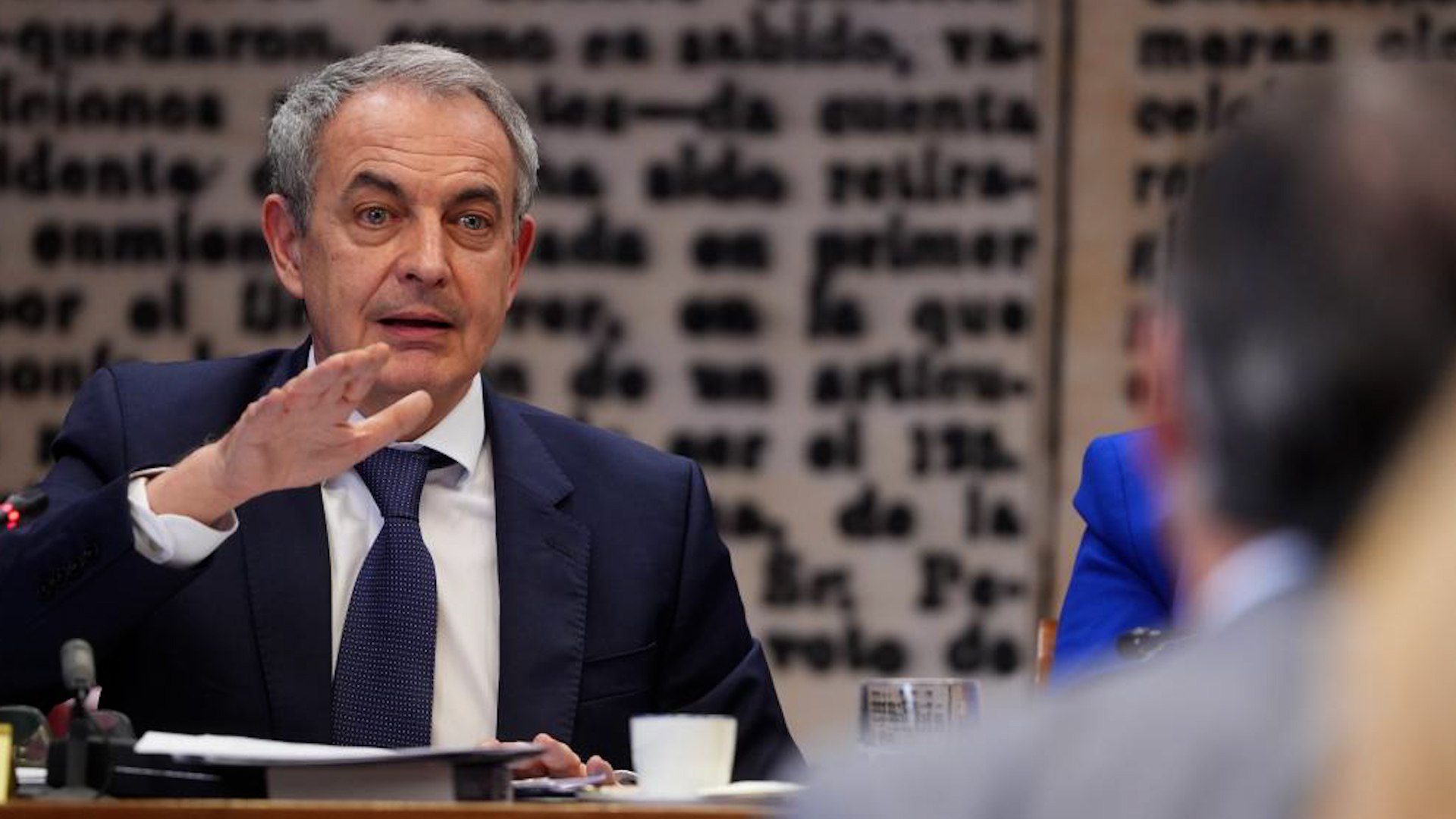 El expresidente del Gobierno Jos� Luis Rodr�guez Zapatero ha explicado este lunes que pact� con Julio Mart�nez Mart�nez que sus labores como consultor para An�lisis Relevante incluyeran tambi�n servicios de comunicaci�n y marketing a cargo de la empresa de sus hijas.

Durante su comparecencia en la comisi�n de investigaci�n del caso Koldo en el Senado de Espa�a, Zapatero detall� que, tras recibir la propuesta para colaborar como consultor con An�lisis Relevante &mdash;firma que ten�a como cliente a Plus Ultra L�neas A�reas&mdash;, plante� que el acuerdo contemplara igualmente el apoyo profesional de la sociedad de sus hijas en el �mbito de la comunicaci�n y el marketing.

El exjefe del Ejecutivo subray� que se trata de una "peque�a empresa" en la que trabajan seis personas y recalc� que nunca ha mantenido contratos con ninguna administraci�n p�blica. Con estas aclaraciones, Zapatero busc� despejar dudas sobre posibles conflictos de inter�s en el marco de la investigaci�n parlamentaria, que analiza las derivadas pol�ticas y econ�micas vinculadas al denominado caso Koldo y al rescate de Plus Ultra.