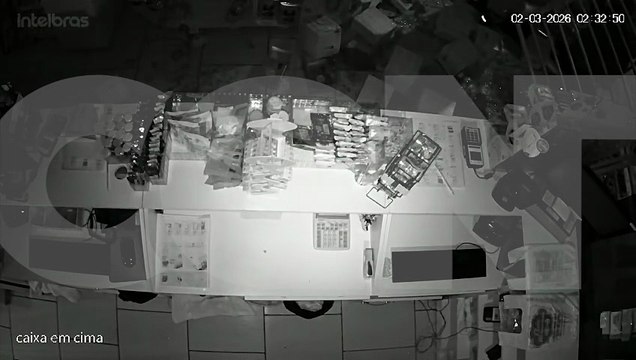 Imagens internas mostram ação de ladrões em farmácia na Rua Jacarezinho